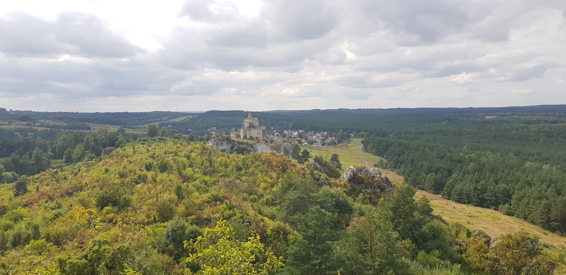 Schloss Bobolice aus der Sicht von Schloss Mirow